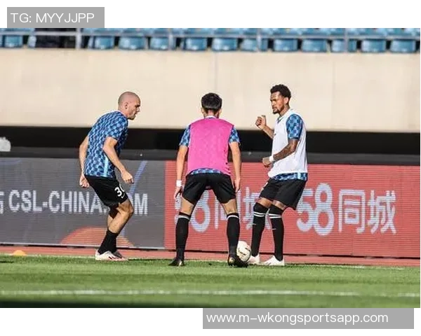 永昌足球队队员展现拼搏精神努力追逐梦想的精彩故事